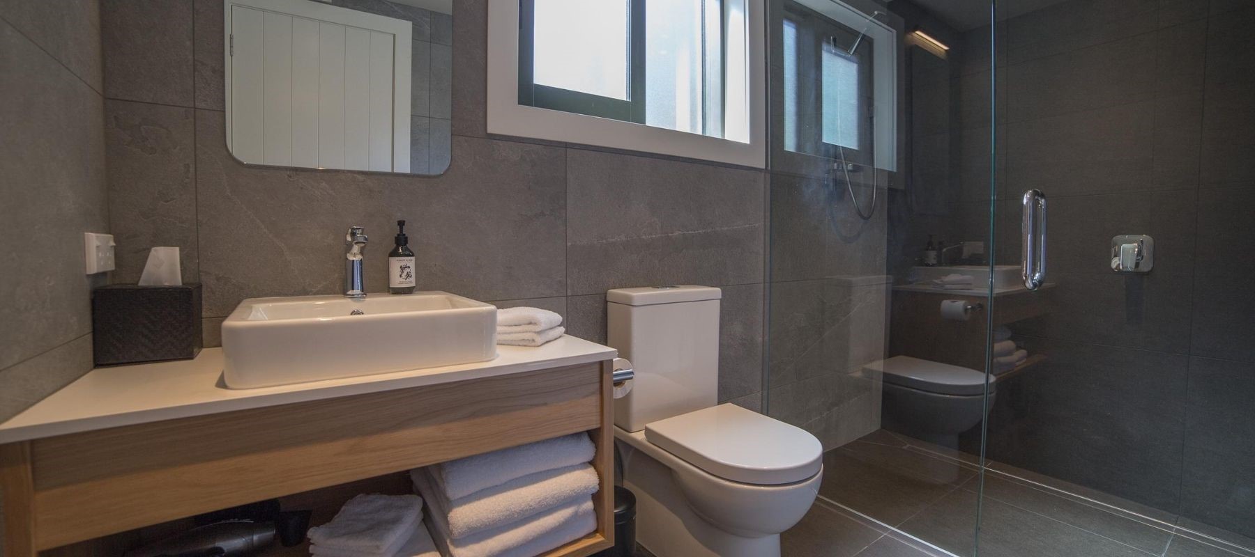Milford Sound Lodge - Bathroom