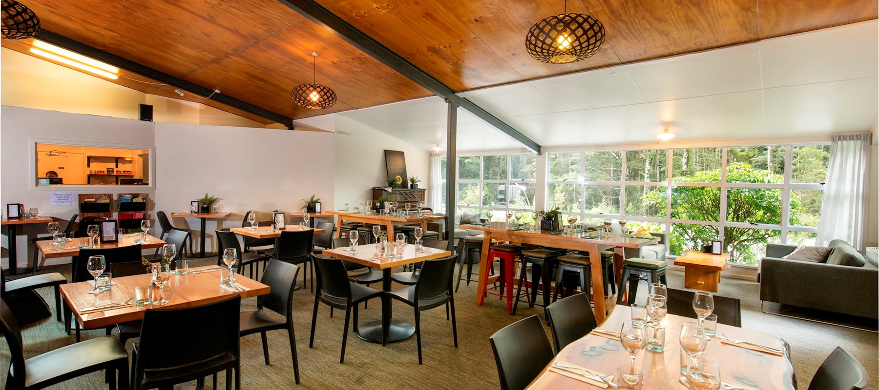 Milford Sound Lodge - Pio Pio Restaurant Dining Room 